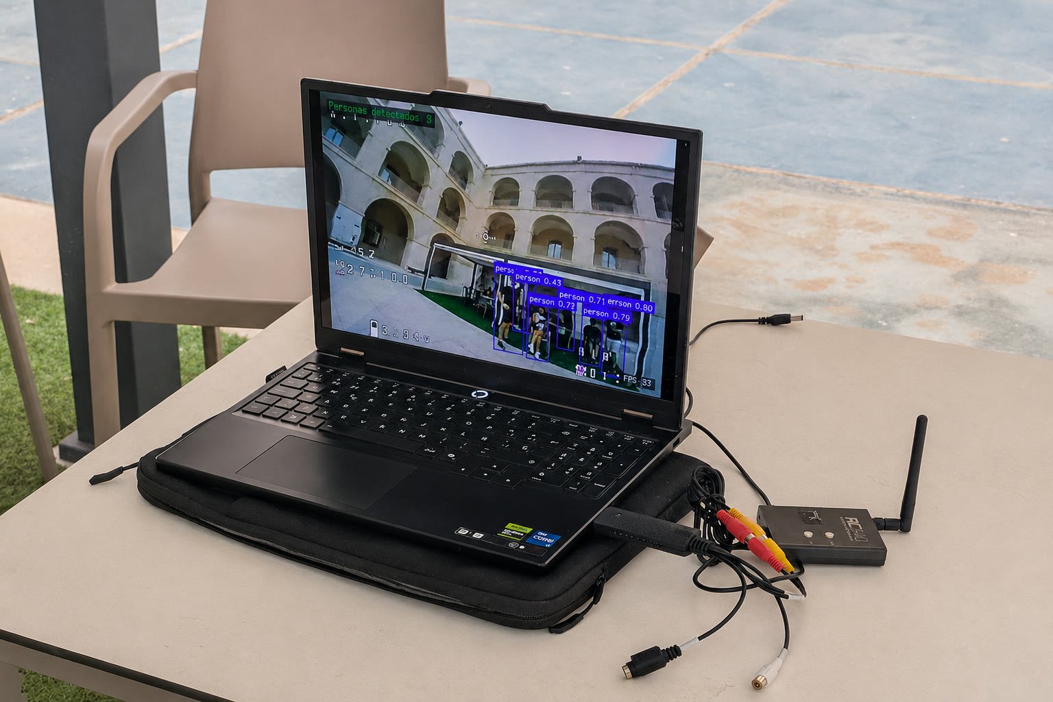 Portátil mostrando el vídeo del dron con un detector de personas funcionando en directo