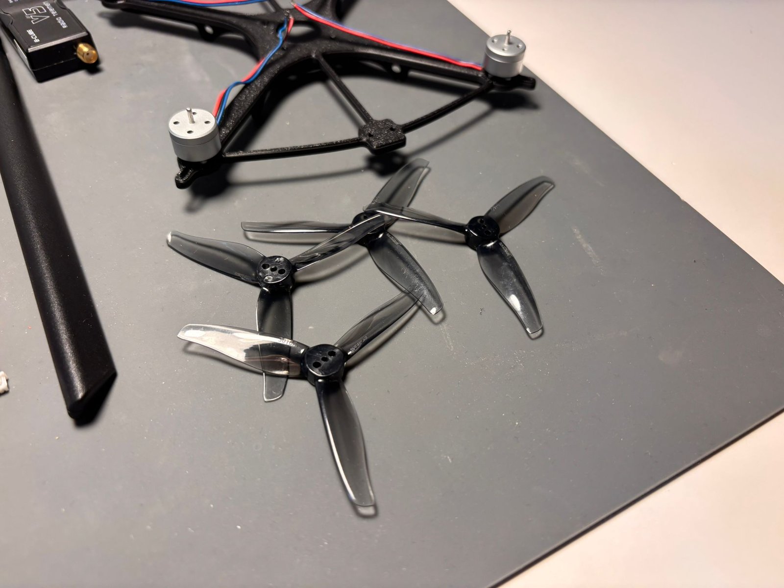 Hélices montadas: último paso antes del primer vuelo.