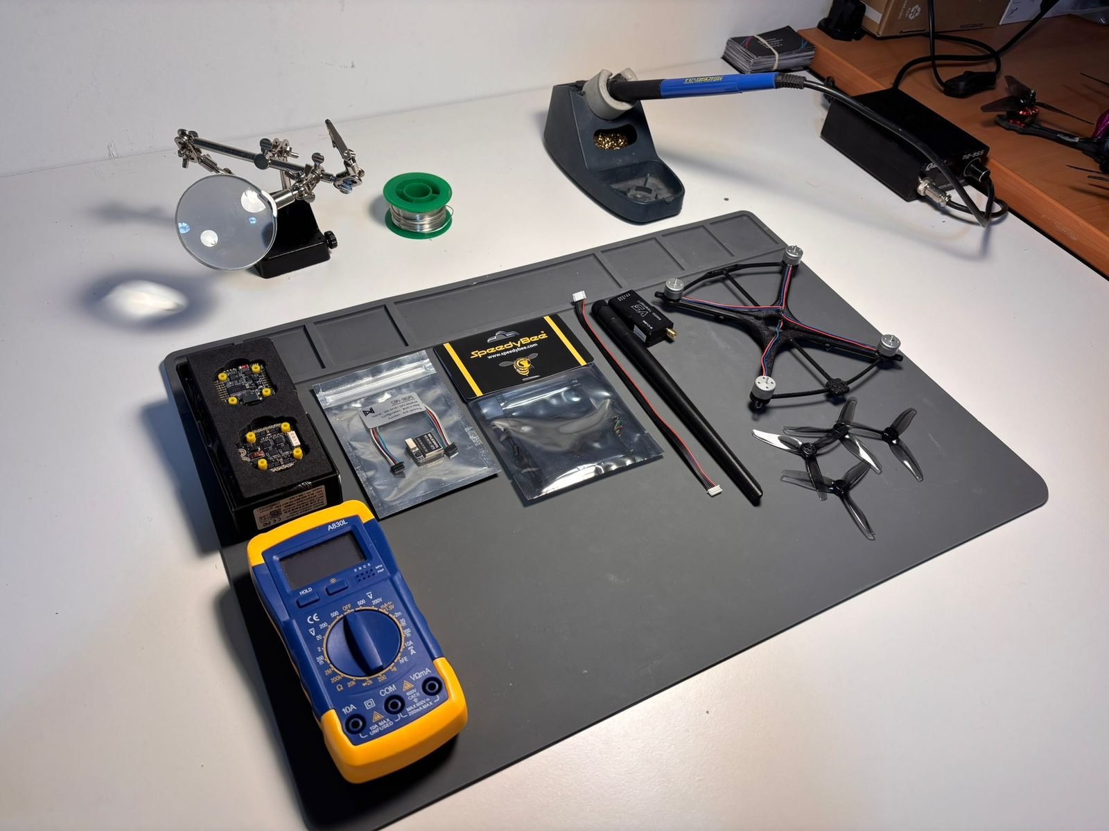 Todas las piezas del dron desempaquetadas y organizadas antes de empezar.