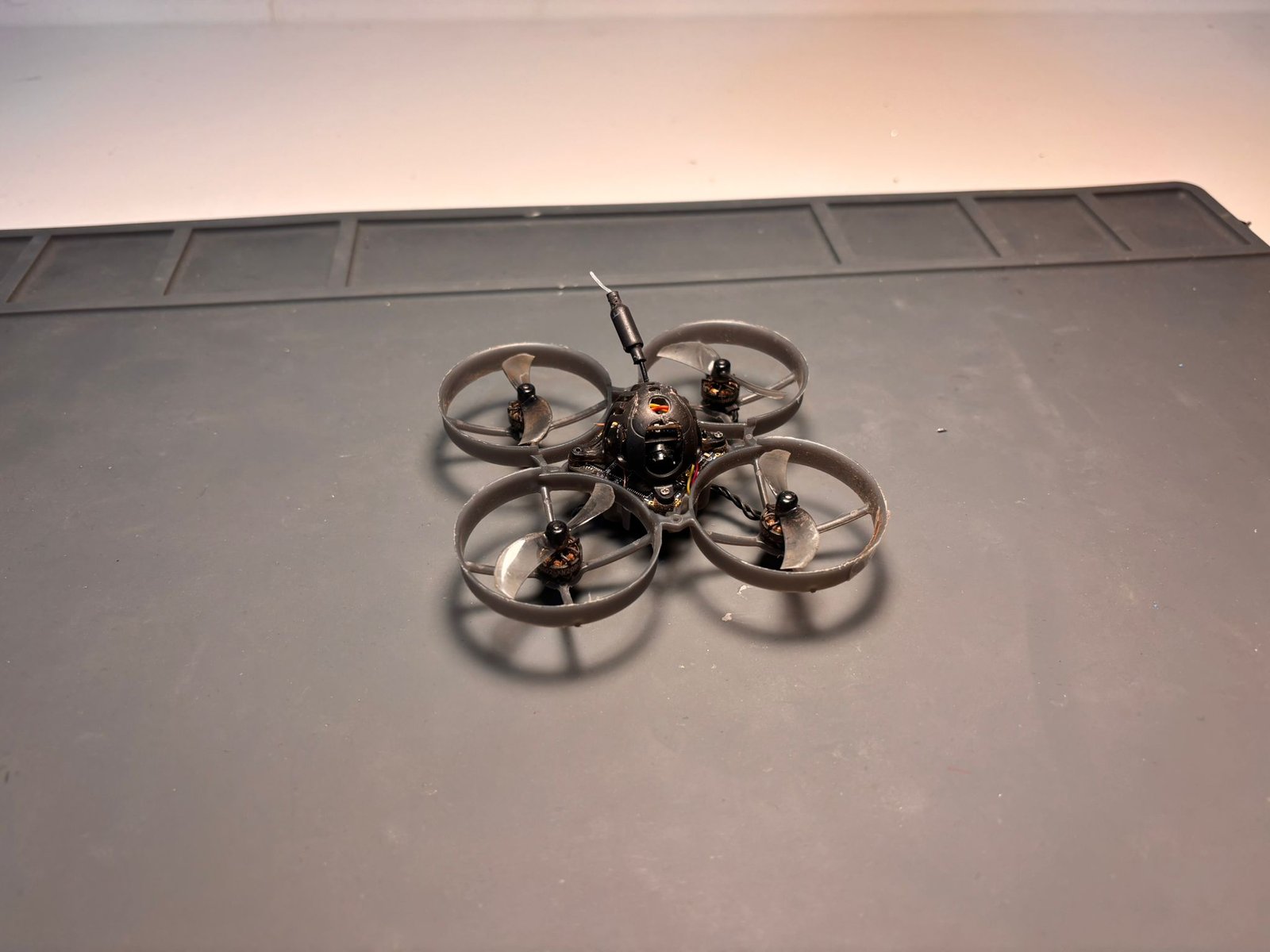 Tiny whoop del UPCT Drone Team para iniciación al pilotaje FPV en interior